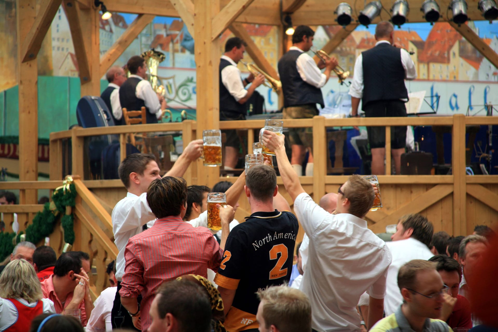 Feiernde auf dem Oktoberfest (Archivbild): Durch das Event könnten die Infektionszahlen in die Höhe schnellen.