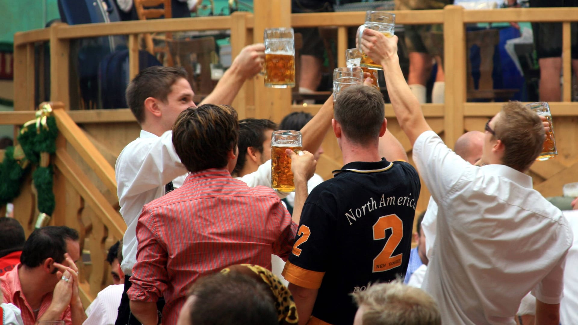 Feiernde auf dem Oktoberfest (Archivbild): Durch das Event könnten die Infektionszahlen in die Höhe schnellen.