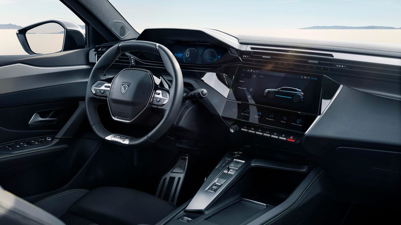 Vernetzt: Peugeot setzt auf sein sogenanntes iCockpit mit kleinem Lenkrad, digitalem Kombiinstrument und 10-Zoll-Bildschirm in der Mitte sowie auf Funktionen, um das Auto aus der Ferne zu steuern.