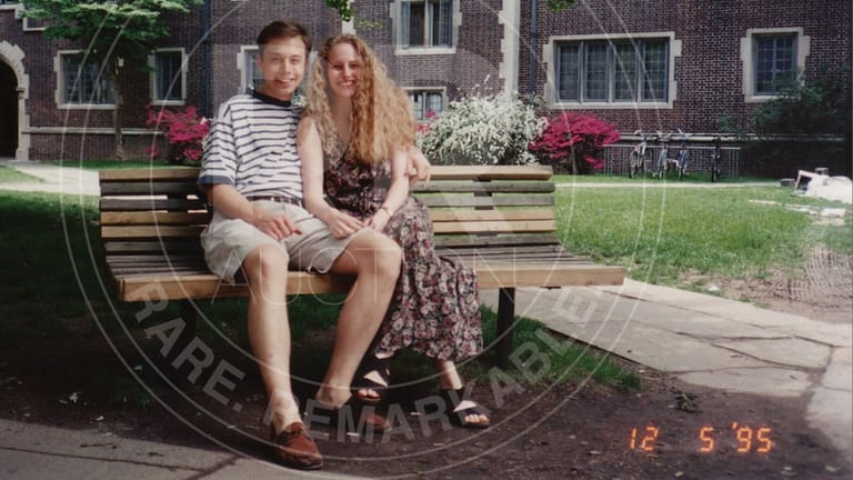 Altes Foto von Elon Musk und seiner damaligen Freundin Jennifer Gwynne.