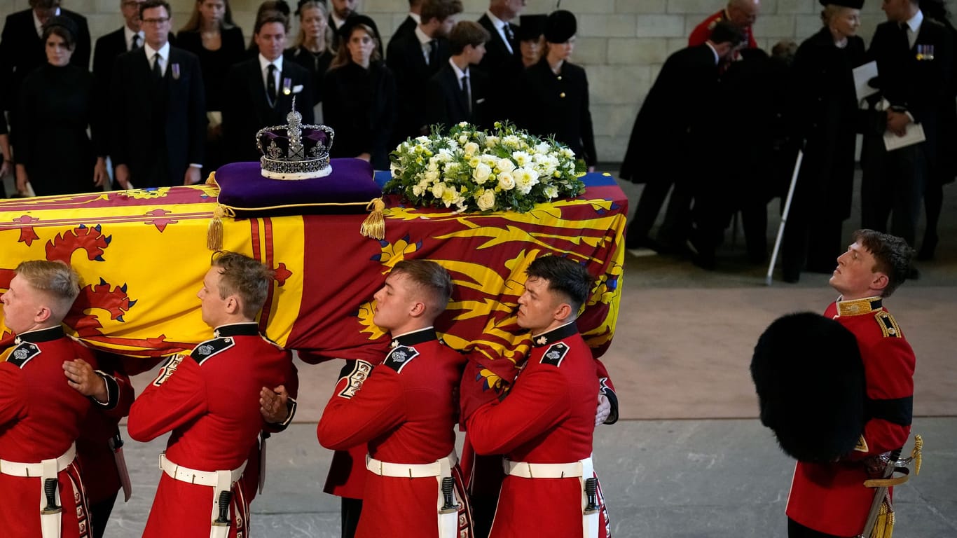 Während der Sarg in die Westminster Hall gebracht wurde, brauchte ein Mitglied der Royal Family Hilfe.