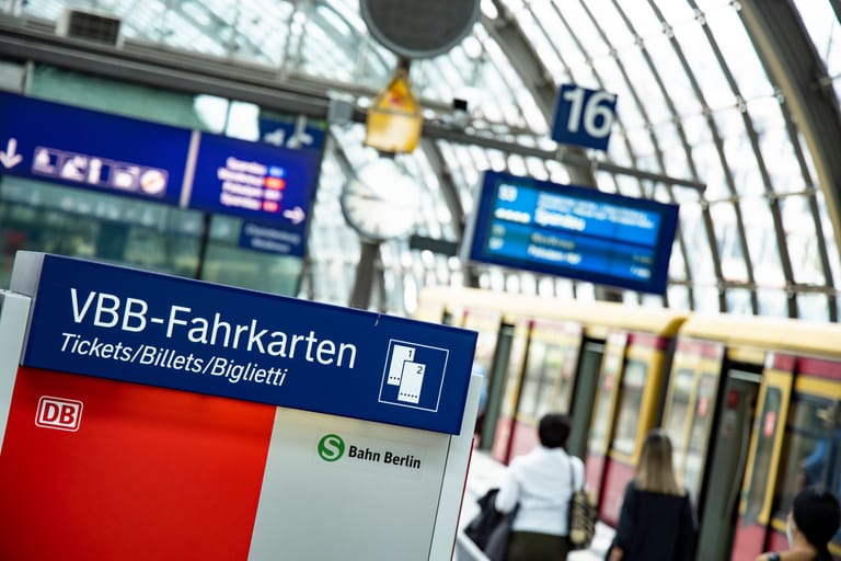 Ticketautomat am Hauptbahnhof in Berlin (Archivbild): In Berlin soll es bald ein Nachfolgeticket zum 9-Euro-Angebot geben.