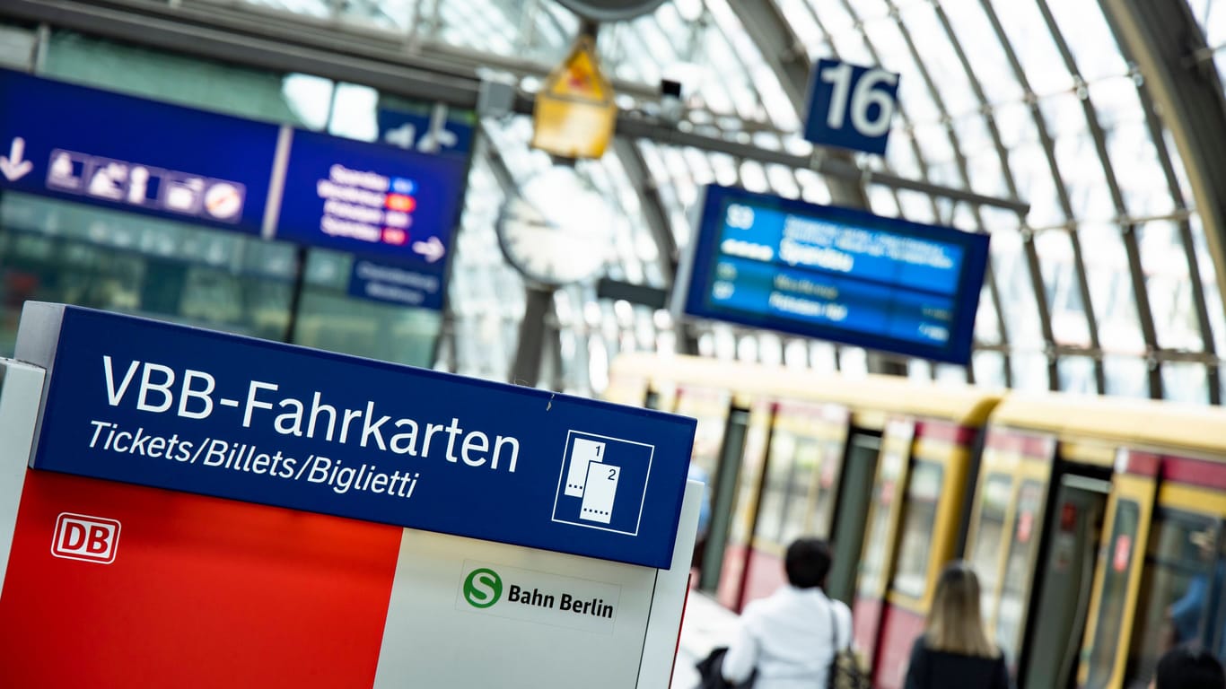 Ticketautomat am Hauptbahnhof in Berlin (Archivbild): In Berlin soll es bald ein Nachfolgeticket zum 9-Euro-Angebot geben.