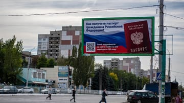 Wahlplakat vor dem Scheinreferendum in Luhansk: Westliche Regierungen interpretieren den Schritt als Akt der Verzweiflung.