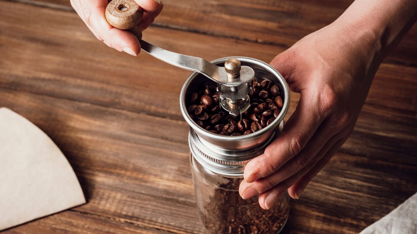 Liebe zum Detail: Für den perfekten Kaffeegenuss sollten die frischen Bohnen von Hand gemahlen werden.