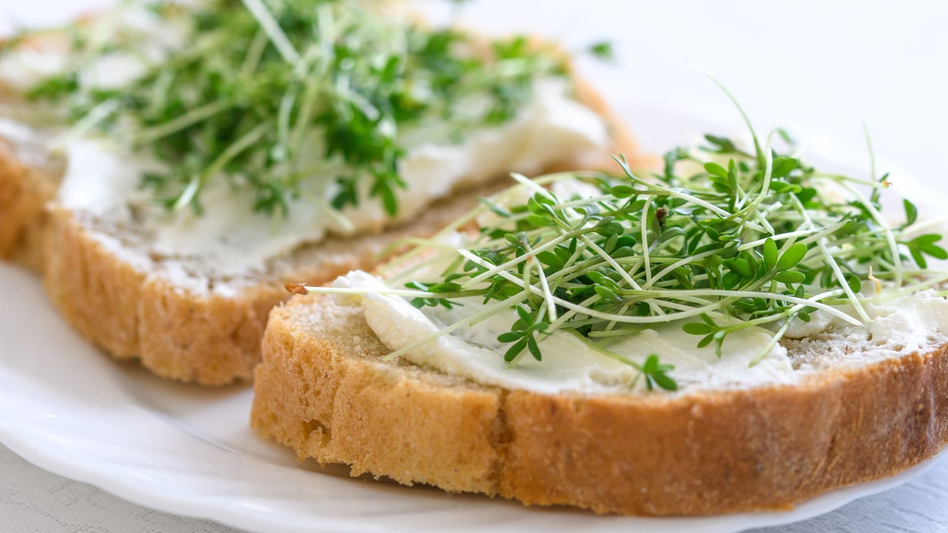 Brot bekommt durch die Kombination mit Kresse eine würzige Note.