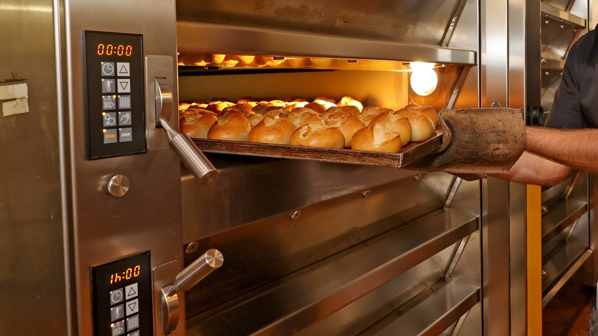 Brötchenblech im Ofen: Viele Bäckereien haben mit den hohen Energiepreisen zu kämpfen. Brötchenblech im Ofen: Viele Bäckereien haben mit den hohen Energiepreisen zu kämpfen.