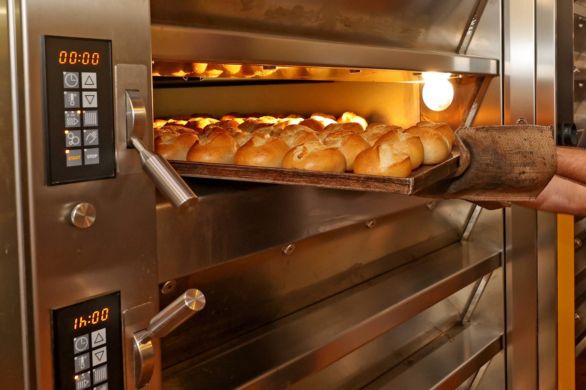Brötchenblech im Ofen: Viele Bäckereien haben mit den hohen Energiepreisen zu kämpfen. Brötchenblech im Ofen: Viele Bäckereien haben mit den hohen Energiepreisen zu kämpfen.