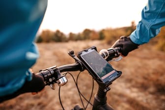 Mit der passenden Handyhalterung für das Fahrrad sind Sie sicher unterwegs.