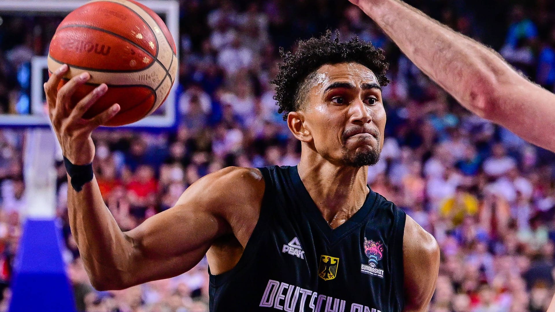 Dominante Leistung der deutschen Basketballer zum Abschluss der Gruppenphase. Mit 35 Punkten Vorsprung fertigt das DBB-Team Ungarn ab – und das obwohl Bundestrainer Herbert zwei NBA-Stars schont. Dafür springen besonders zwei Bundesliga-Profis mit Topleistungen ein.