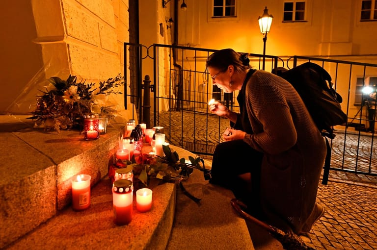 Vor der britischen Botschaft in Prag trauerten Menschen mit Kerzen und Blumen