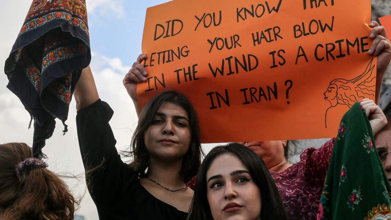 Auf dem Poster einer Protestantin steht: "Wusstest du, dass es im Iran ein Verbrechen ist, deine Haare im Wind fliegen zu lassen?"