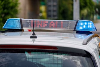 Der Schriftzug "Unfall" leuchtet auf einem Polizeiwagen (Symbolbild): Zwei Personen wurden bei dem Unfall verletzt.