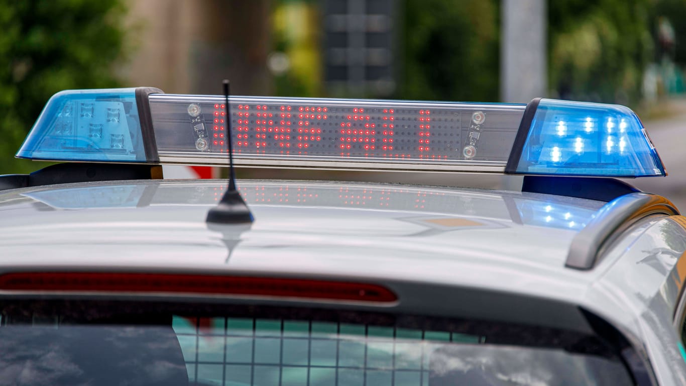 Der Schriftzug "Unfall" leuchtet auf einem Polizeiwagen (Symbolbild): Zwei Personen wurden bei dem Unfall verletzt.
