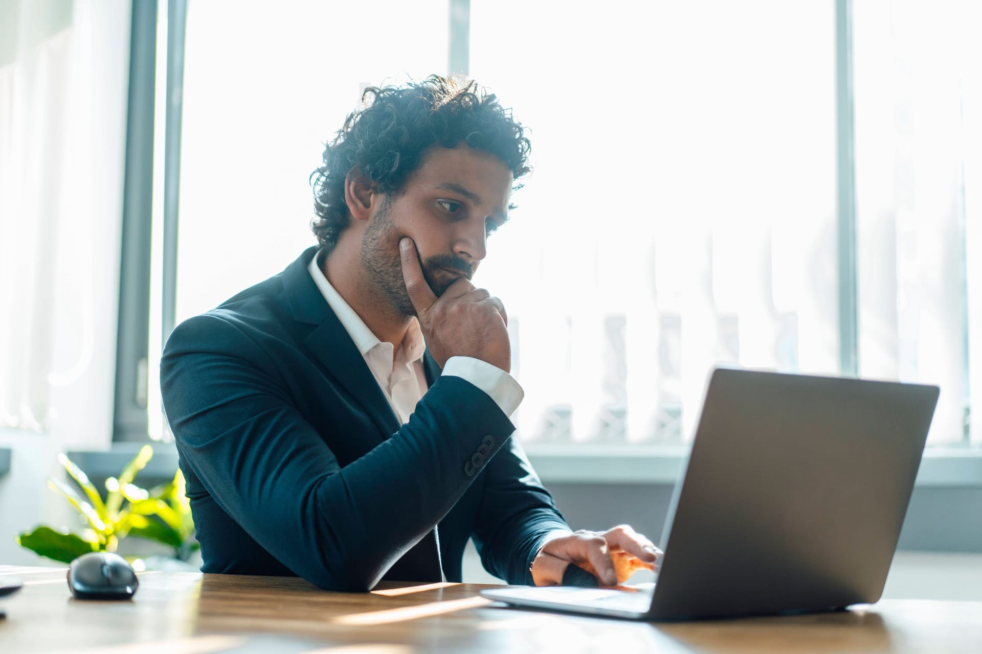 Mann arbeitet am Laptop: Knapp die Hälfte der Arbeitnehmerinnen und Arbeitnehmer würde in Teilzeit wechseln, wenn ihr Arbeitgeber das erlaubte. Mann arbeitet am Laptop: Knapp die Hälfte der Arbeitnehmerinnen und Arbeitnehmer würde in Teilzeit wechseln, wenn ihr Arbeitgeber das erlaubte.