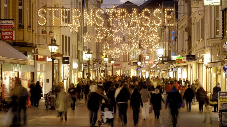 Früher Abend in der Bonner Innenstadt im Advent: Die Weihnachtsbeleuchtung gehört in fast jeder Stadt zum Standardrepertoire zur Weihnachtszeit.