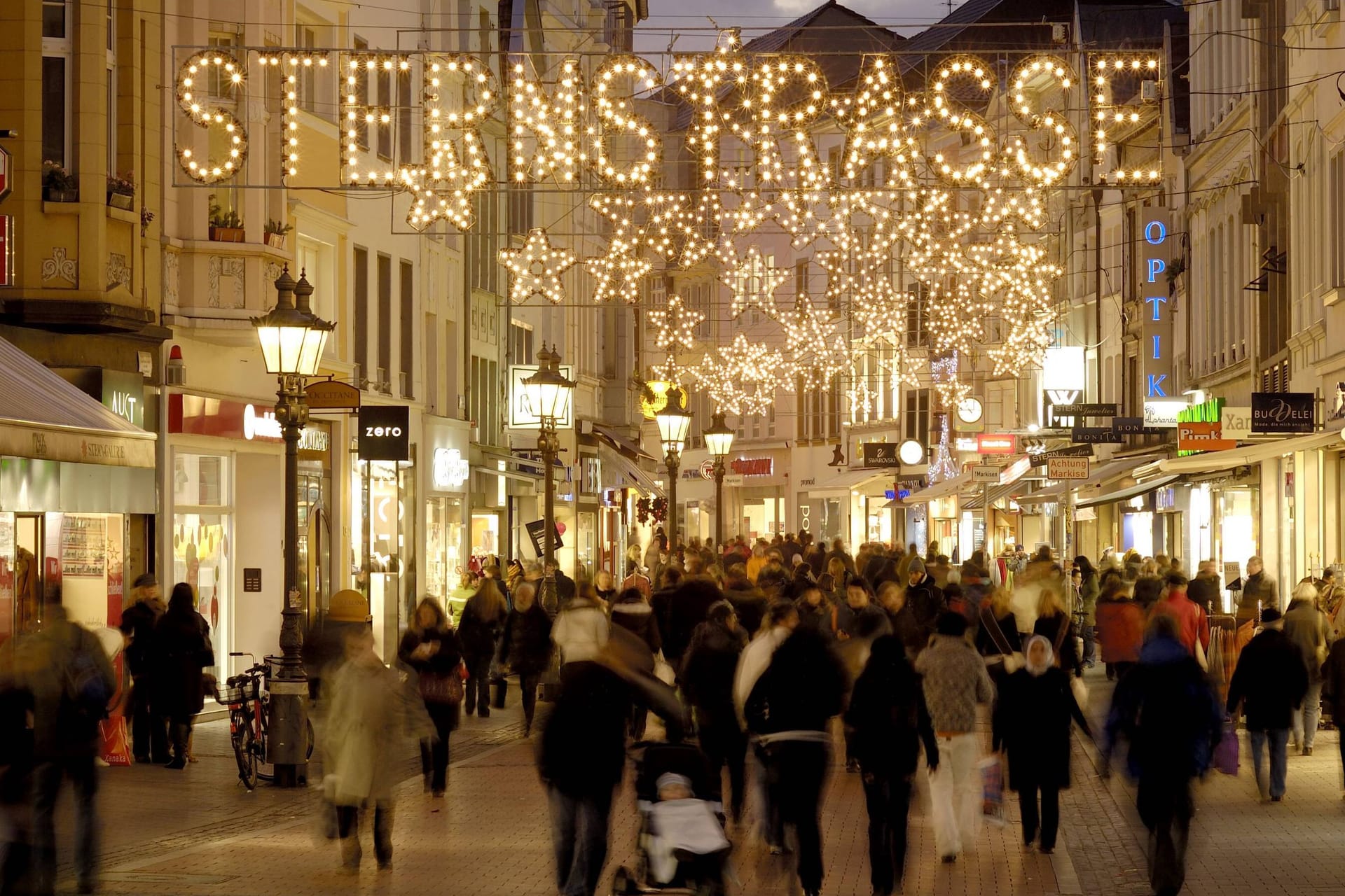 Früher Abend in der Bonner Innenstadt im Advent: Die Weihnachtsbeleuchtung gehört in fast jeder Stadt zum Standardrepertoire zur Weihnachtszeit.