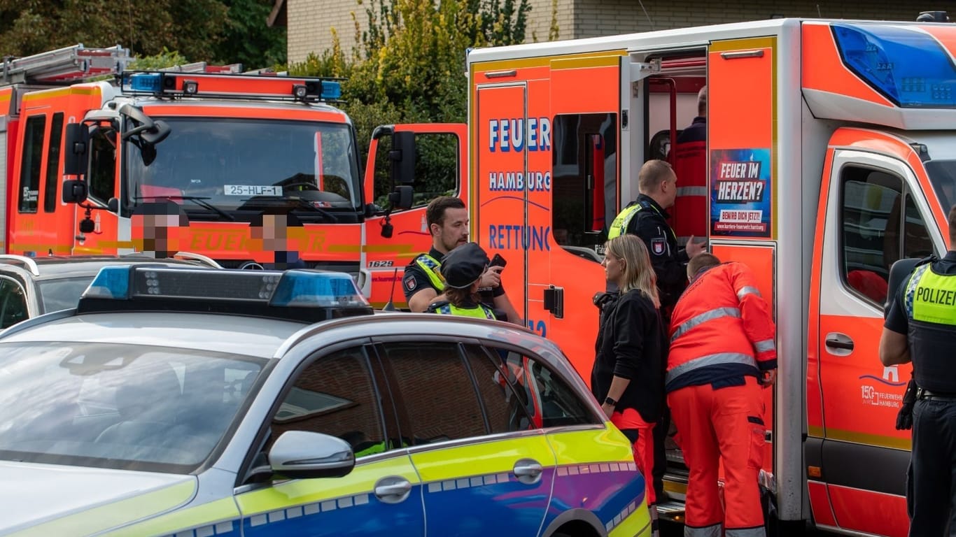Retter kümmern sich um den verletzten Mann: Die Einsatzkräfte waren in einem Großaufgebot vor Ort in Billstedt.