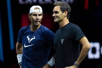 Rafael Nadal und Roger Federer (r.): Die langjährigen Rivalen sind gute Freunde.