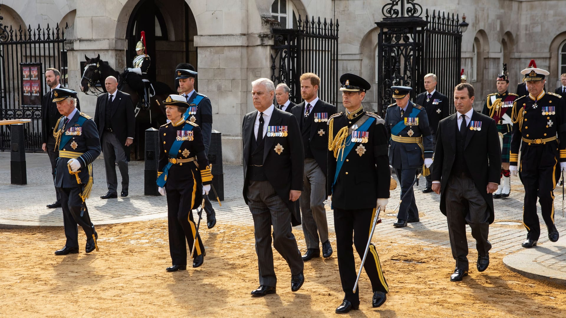 In der dritten Reihe: Sir Tim Laurence, sowie der Herzog von Gloucester und der Earl von Snowdon