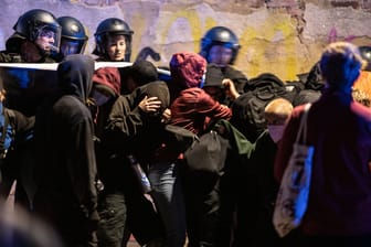 Zusammenstöße zwischen Demonstranten und Polizei: Vor einem Werk des Rüstungskonzerns Krauss-Maffei Wegmann kam es in Kassel zu Ausschreitungen.