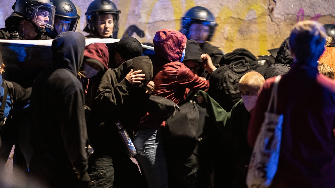 Zusammenstöße zwischen Demonstranten und Polizei: Vor einem Werk des Rüstungskonzerns Krauss-Maffei Wegmann kam es in Kassel zu Ausschreitungen.