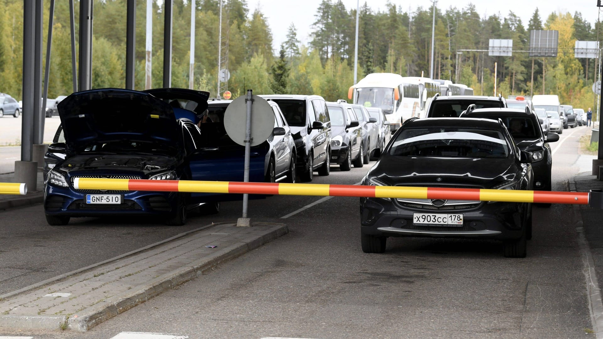 Stau vor dem Grenzübergang von Russland nach Finnland: Nach der verkündeten russischen Mobilmachung wollen viele Russen ihre Heimat verlassen.