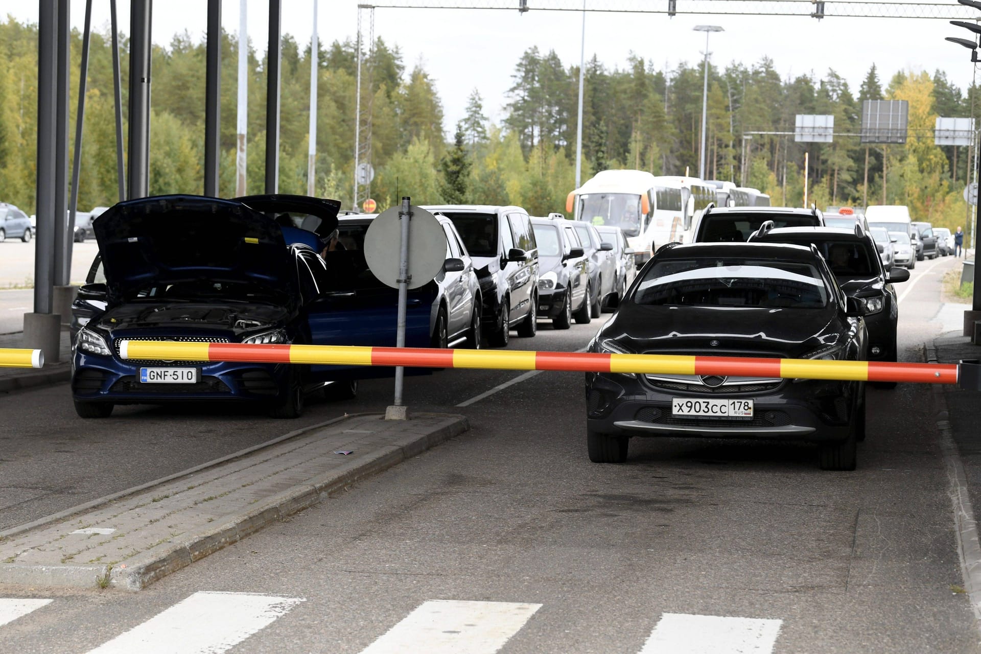 Stau vor dem Grenzübergang von Russland nach Finnland: Nach der verkündeten russischen Mobilmachung wollen viele Russen ihre Heimat verlassen.