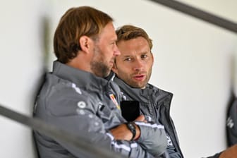 Tim Steidten (l.) neben Simon Rolfes im Leverkusener Trainingslager.