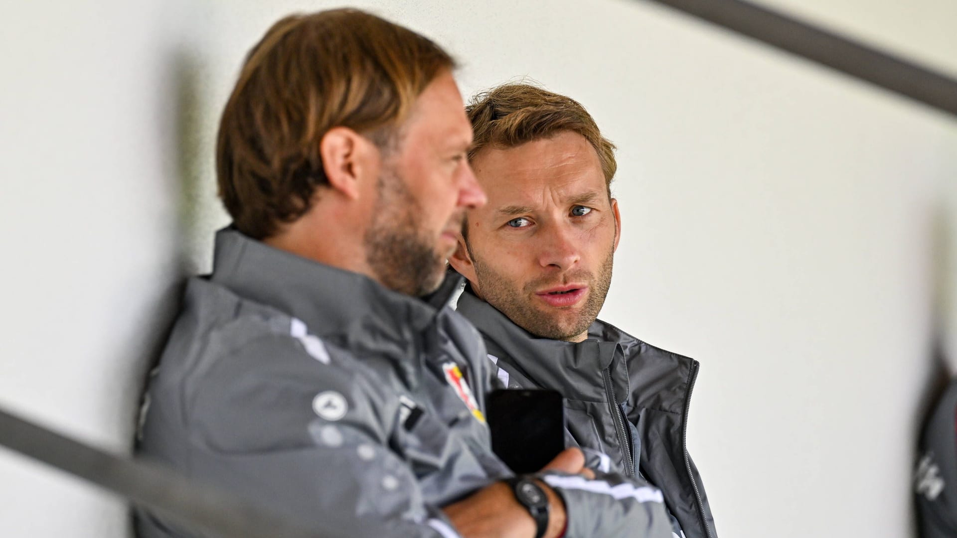 Tim Steidten (l.) neben Simon Rolfes im Leverkusener Trainingslager.