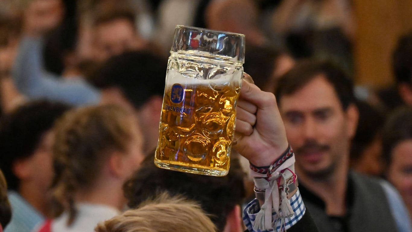 Bier auf der Wiesn (Symbolbild): An einem Oktoberfest-Tag wohl die wichtigste Zutat – die zu einen stolzen Preis kommt.