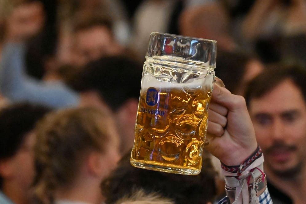 Bier auf der Wiesn (Symbolbild): An einem Oktoberfest-Tag wohl die wichtigste Zutat – die zu einen stolzen Preis kommt.