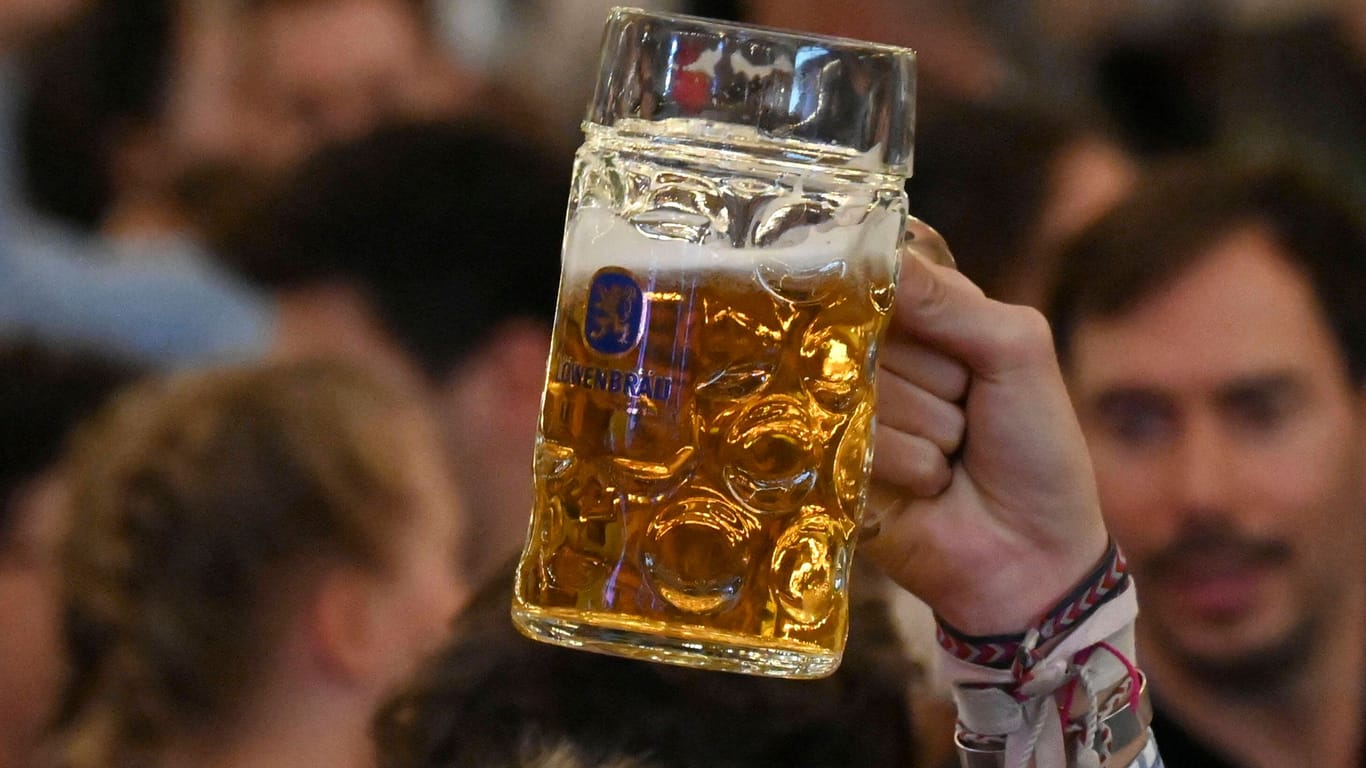 Bier auf der Wiesn (Symbolbild): An einem Oktoberfest-Tag wohl die wichtigste Zutat – die zu einen stolzen Preis kommt.