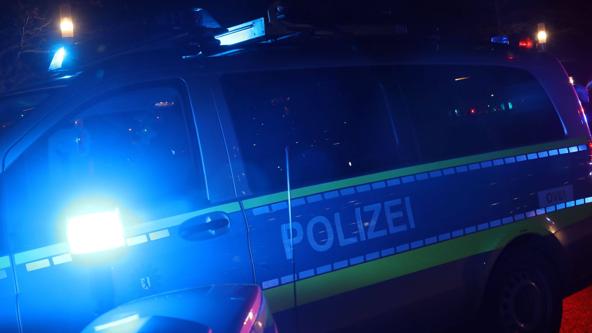 Polizeiwagen mit Blaulicht: Ein Mann hat in der Nacht einen Polizisten in Berlin verletzt. Polizeiwagen mit Blaulicht: Ein Mann hat in der Nacht einen Polizisten in Berlin verletzt.