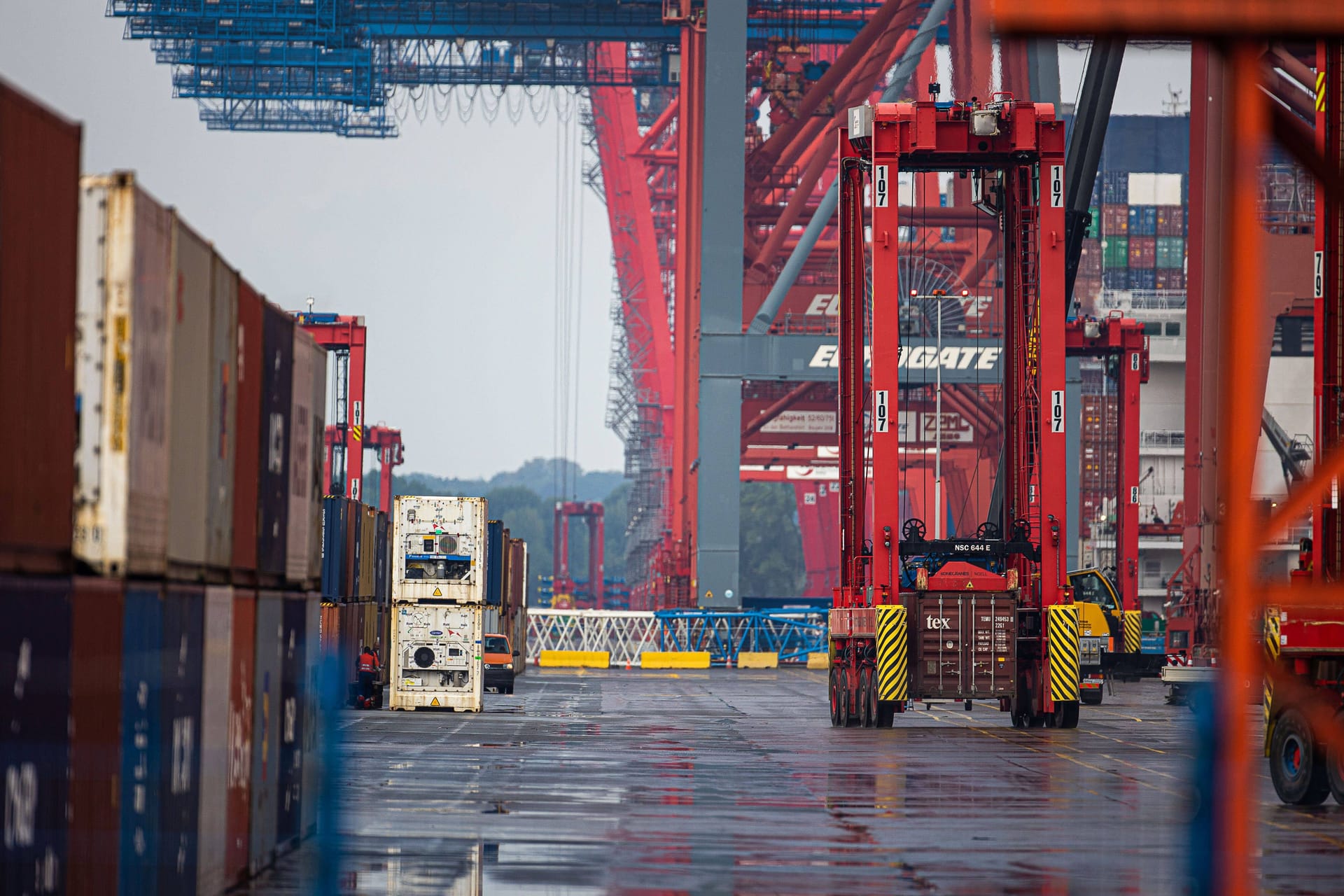 Entladen eines Containerschiff am Eurogate Container Terminal im Hafen von Hamburg (Symbolbild): Ökonomen fürchten, Deutschland könnte bereits im dritten Quartal dieses Jahres in eine Rezession rutschen. Entladen eines Containerschiff am Eurogate Container Terminal im Hafen von Hamburg (Symbolbild): Ökonomen fürchten, Deutschland könnte bereits im dritten Quartal dieses Jahres in eine Rezession rutschen.