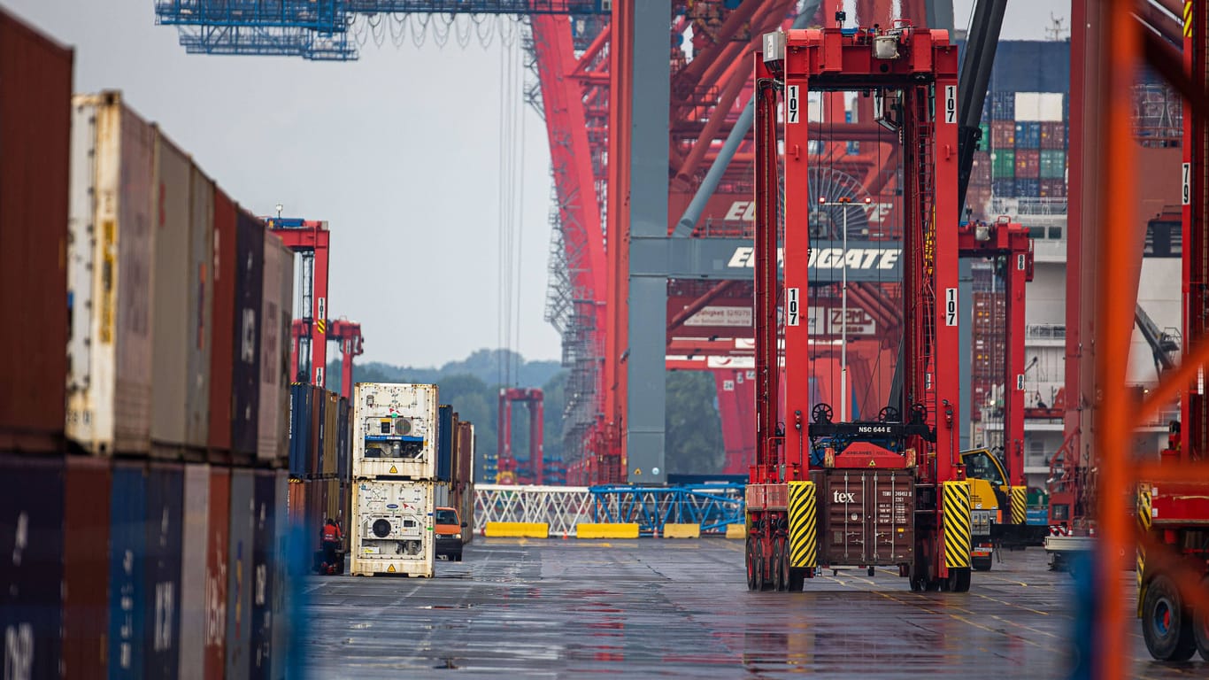 Entladen eines Containerschiff am Eurogate Container Terminal im Hafen von Hamburg (Symbolbild): Ökonomen fürchten, Deutschland könnte bereits im dritten Quartal dieses Jahres in eine Rezession rutschen.