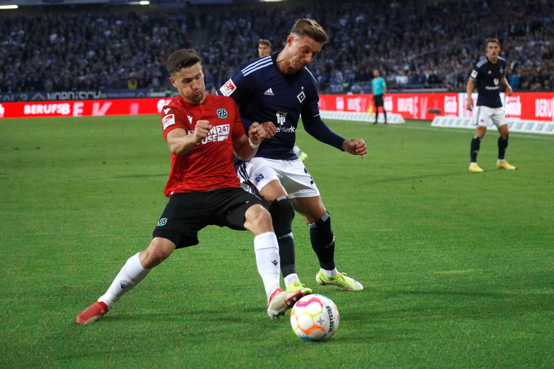 Enzo Leopold (l.) im Zweikampf mit Sonny Kittel: Der HSV ging als Tabellenführer in das Duell.