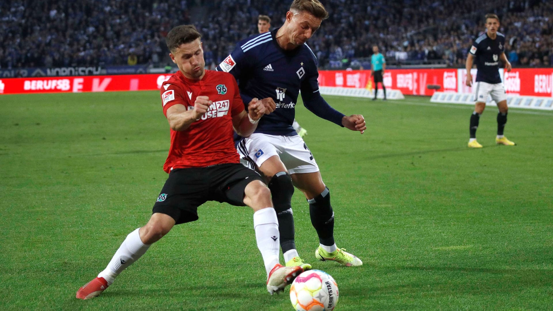 Enzo Leopold (l.) im Zweikampf mit Sonny Kittel: Der HSV ging als Tabellenführer in das Duell.