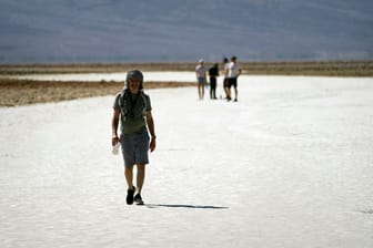 Besucher im Death Valley: Am Wochenende soll es dort mehr als 50 Grad heiß werden.