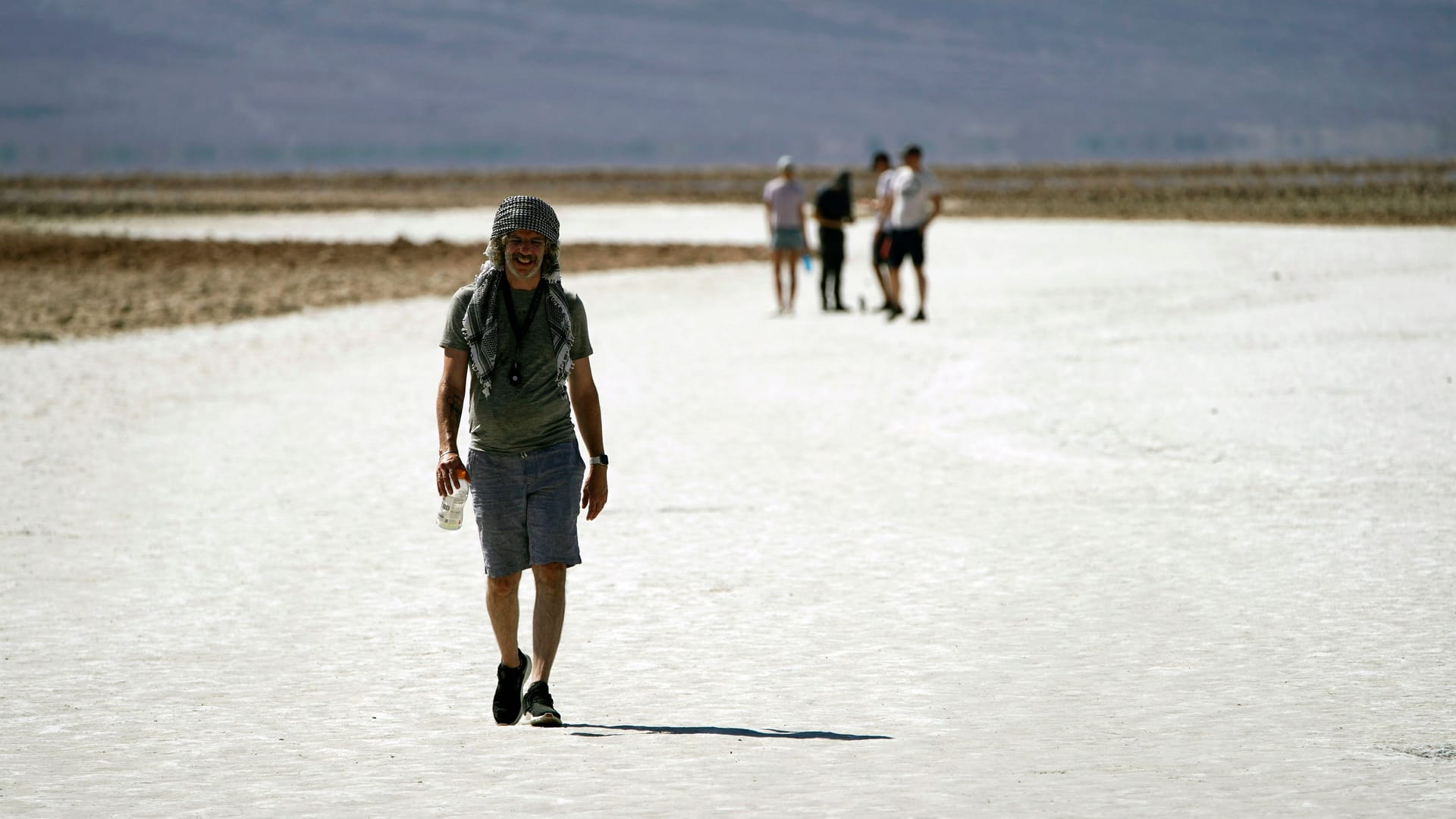 Besucher im Death Valley: Am Wochenende soll es dort mehr als 50 Grad heiß werden. Besucher im Death Valley: Am Wochenende soll es dort mehr als 50 Grad heiß werden.