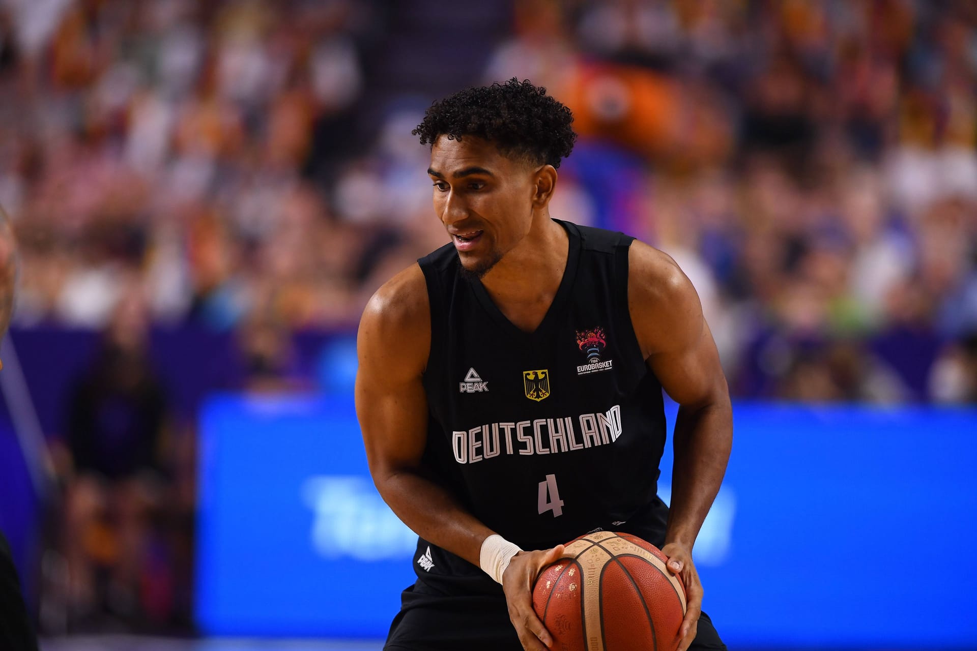 Maodo Lo (PG): Beweist von der Bank, warum er der wohl beste Point Guard der BBL ist. Ruhe im Aufbau, sehenswerte Handles und immer den Blick für den besser postierten Mitspieler. Wird von Bundestrainer in Halbzeit zwei zusammen mit Schröder aufs Parkett geschickt – und läuft dem NBA-Profi den Rang als Playmaker ab. 13 Punkte, 63 Prozent Treffgenauigkeit. Absolut verdient als Spieler des Spiels ausgezeichnet. NOTE 1