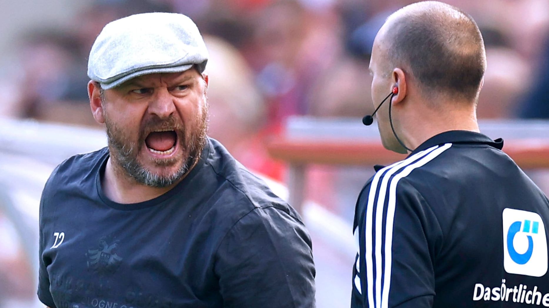 Die Stimmung war leicht gereizt: Köln-Trainer Steffen Baumgart im Austausch mit dem vierten Offiziellen im Spiel gegen Union Berlin. Die Stimmung war leicht gereizt: Köln-Trainer Steffen Baumgart im Austausch mit dem vierten Offiziellen im Spiel gegen Union Berlin.