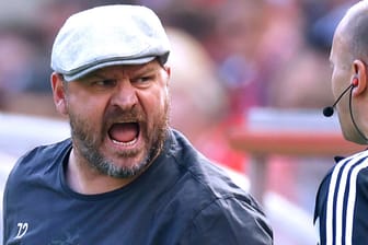 Die Stimmung war leicht gereizt: Köln-Trainer Steffen Baumgart im Austausch mit dem vierten Offiziellen im Spiel gegen Union Berlin.