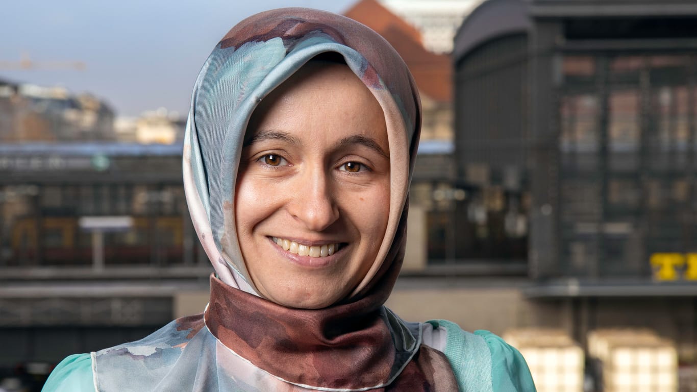 Hasibe Dündar von der Verbraucherzentrale Berlin: Die 43-Jährige berät Verbraucher bei Fragen rund um ihren Strom- und Gasvertrag.