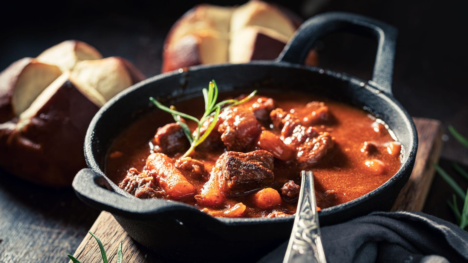 Gulasch: Gulasch wird trotz des langen Garens schön saftig.