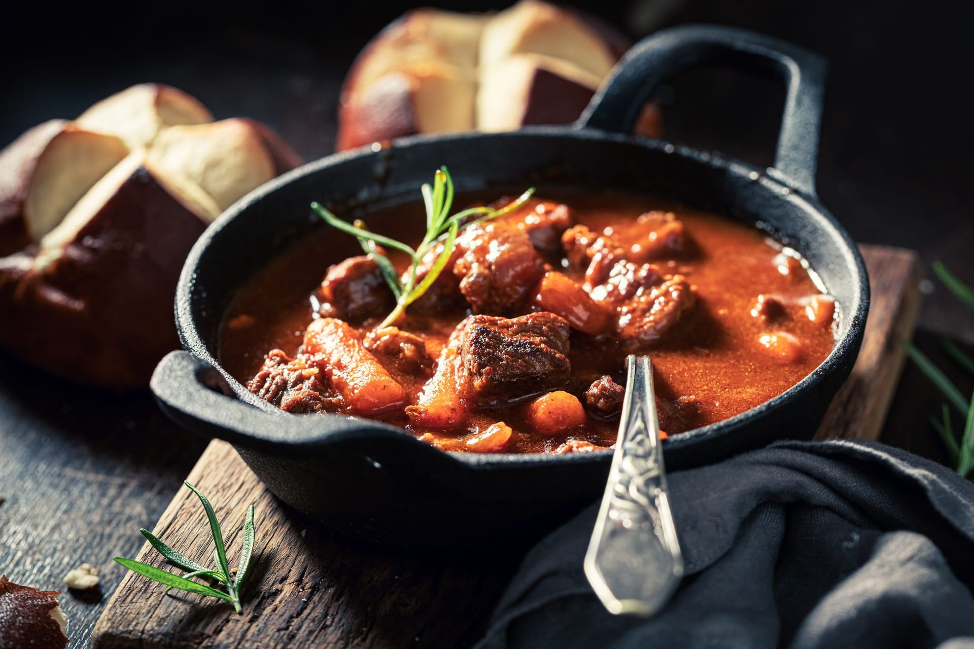 Gulasch: Gulasch wird trotz des langen Garens schön saftig.