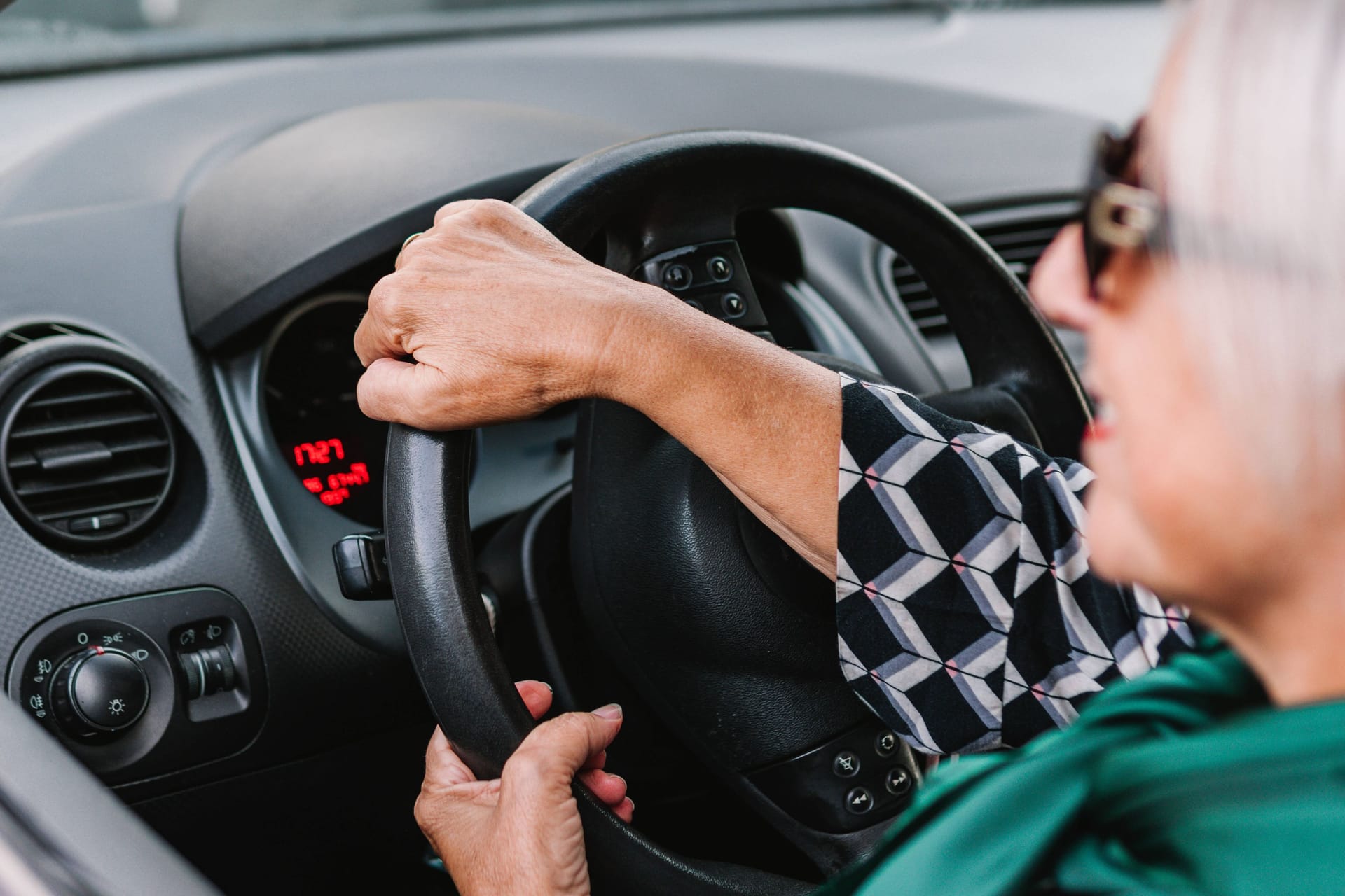 Der Perso fährt immer mit: Autos sollen künftig digital identifizierbar sein.