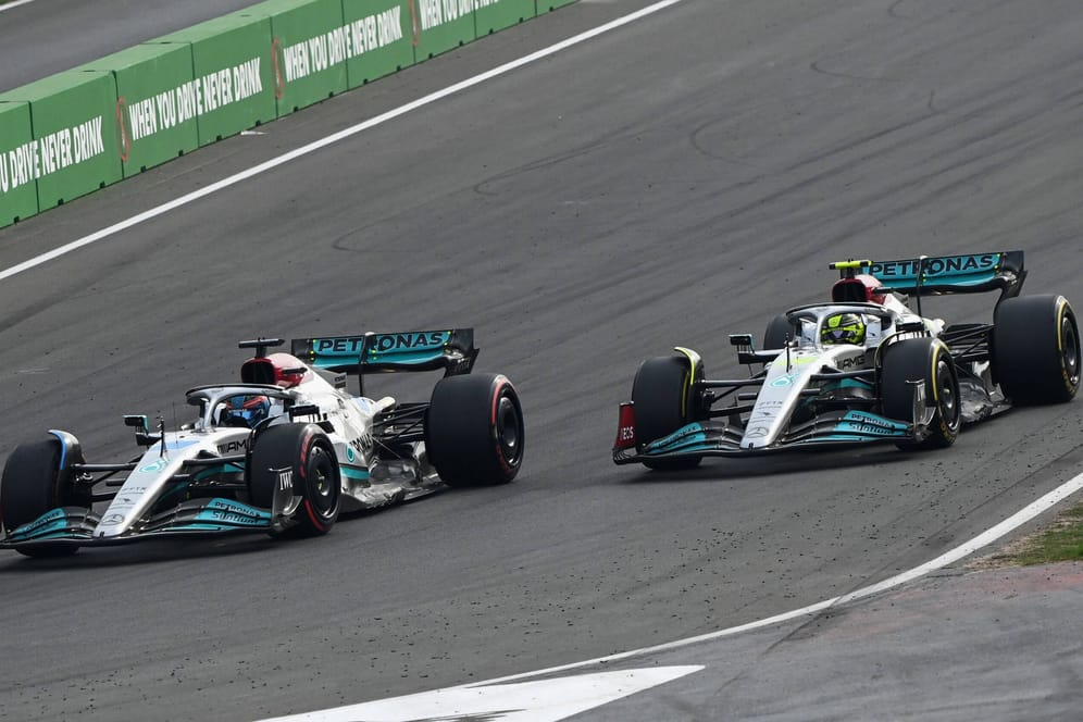 Kritische Szene: Mercedes-Pilot George Russell (li.) zieht an Teamkollege Lewis Hamilton vorbei.