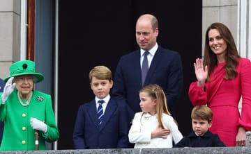 Königin Elizabeth II. mit drei ihrer Urenkel: George, Charlotte und Louis.