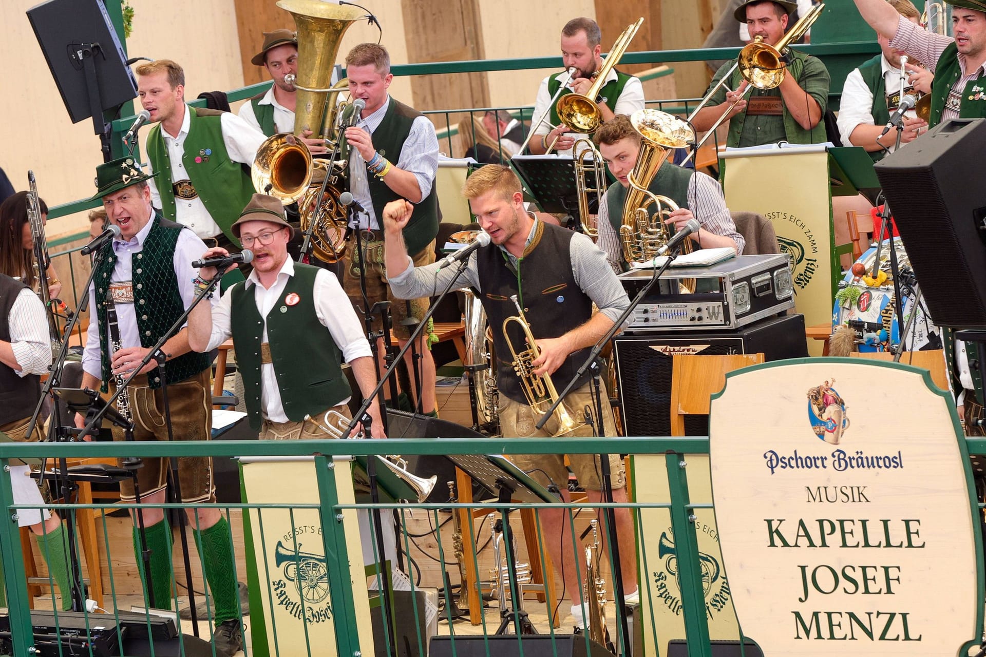 Die "Kapelle Josef Menzl" am Mittwoch im "Bräurosl": Ab 20 Uhr gibt es nun andere Musik.